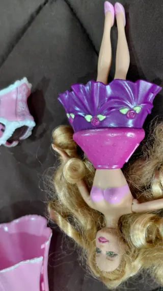 Muñeca Barbie con vestido rosa desmontable