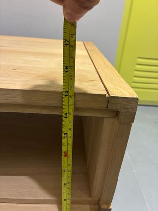 Mesa auxiliar de salón de madera.