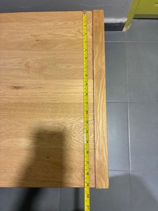 Mesa auxiliar de salón de madera.