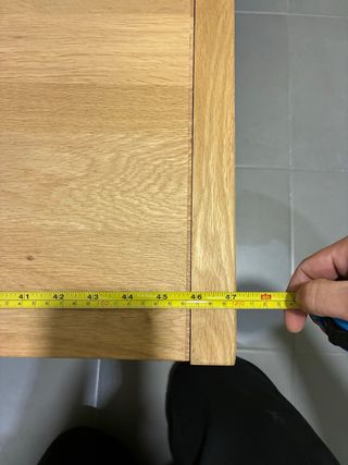 Mesa auxiliar de salón de madera.