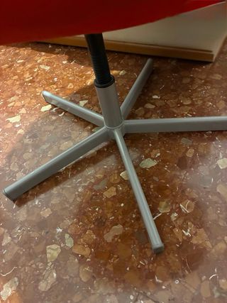 Silla de estudio roja y plateada