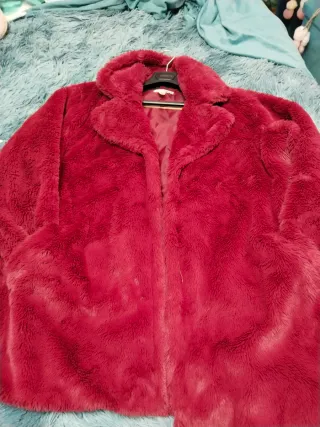 Abrigo pelo sintético burdeos