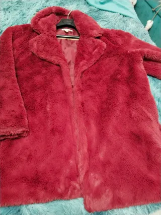 Abrigo pelo sintético burdeos