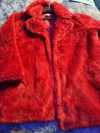 Abrigo pelo sintético burdeos