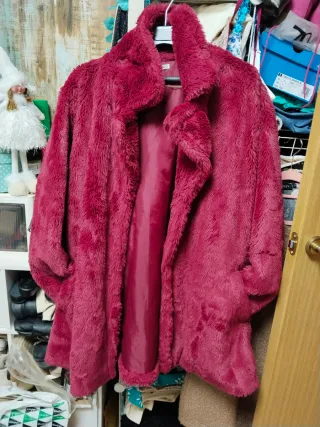Abrigo pelo sintético burdeos