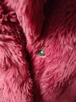 Abrigo pelo sintético burdeos