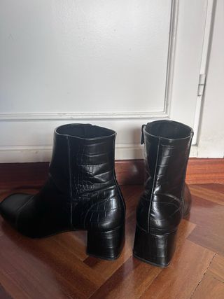 Botines negros efecto piel de serpiente