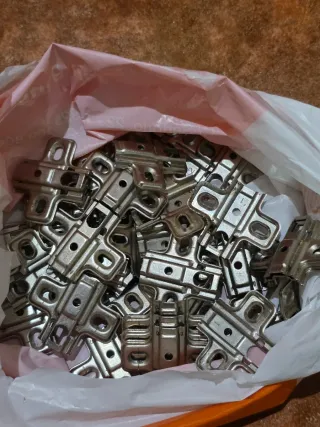 42 Bisagras para puertas de mueble de cocina.