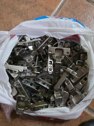 42 Bisagras para puertas de mueble de cocina.