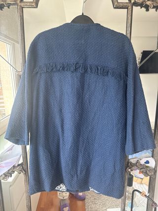 Chaqueta azul con flecos
