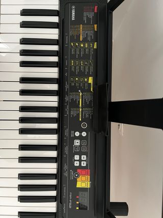 Teclado digital Yamaha PSR-F52 con base