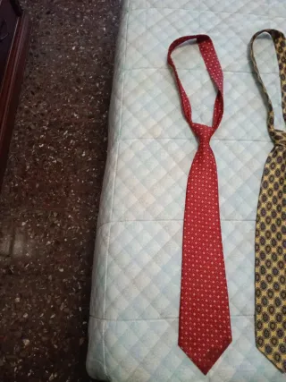 Corbata roja con puntos