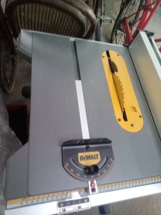 Sierra de mesa Dewalt para madera