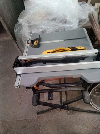 Sierra de mesa Dewalt para madera