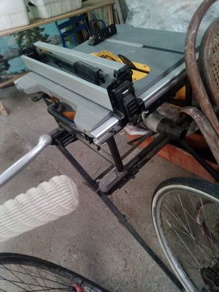Sierra de mesa Dewalt para madera