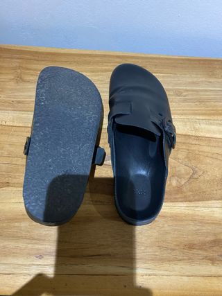 Zuecos de piel negros