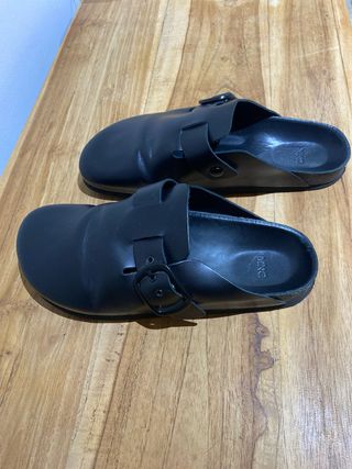 Zuecos de piel negros