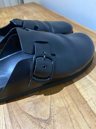 Zuecos de piel negros