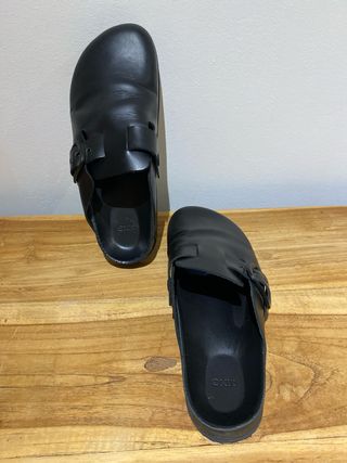 Zuecos de piel negros