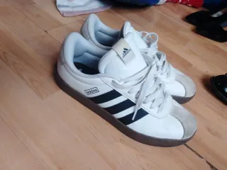 Zapatillas Adidas Blancas y Beige