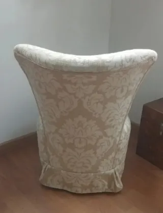 Sillón tapizado damasco beige y blanco