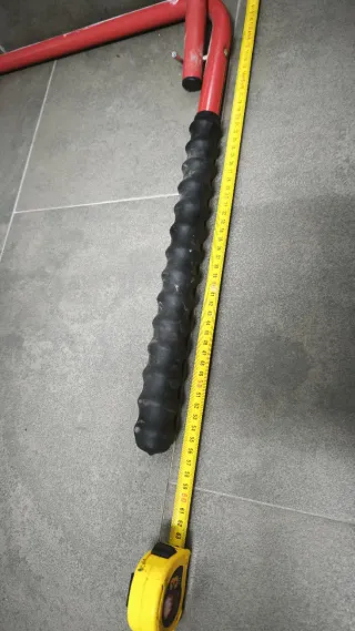 Soporte de metal rojo para garaje. Bicis etc.