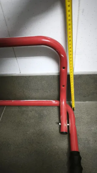 Soporte de metal rojo para garaje. Bicis etc.
