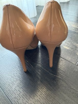 Tacones Peep Toe Beige Charol