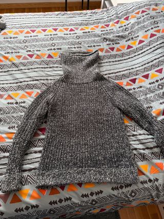 Jersey de cuello alto gris y blanco