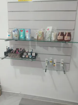 Estanterías de cristal y madera