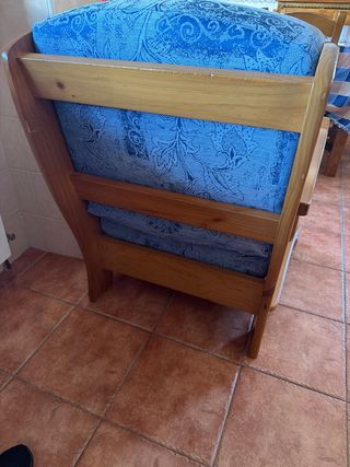 Sillón de madera maciza tapizado hay 2