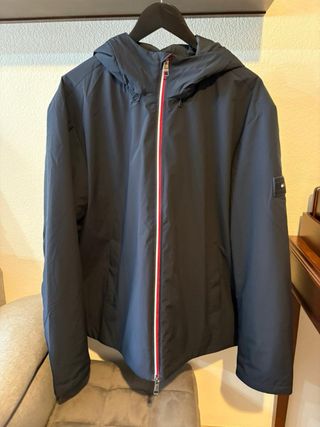 Tommy Hilfiger - Chaqueta impermeable nueva