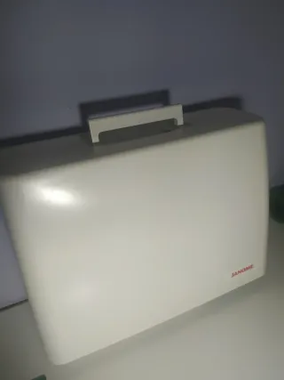 Máquina de coser con ojales y remallado