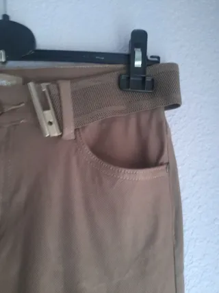 Pantalón elástico marrón con cinturón