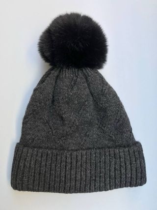 Berretto con pompon nero