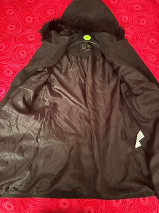 Abrigo negro con capucha y pelo