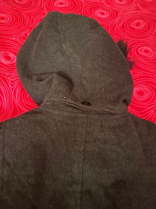 Abrigo negro con capucha y pelo