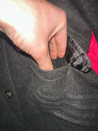 Abrigo negro con capucha y pelo