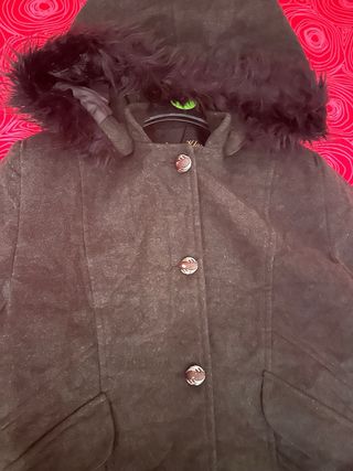 Abrigo negro con capucha y pelo