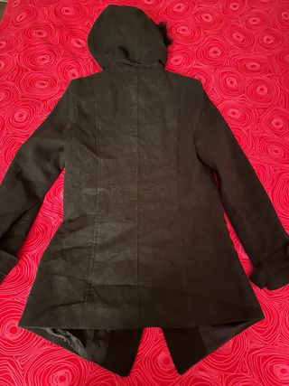 Abrigo negro con capucha y pelo