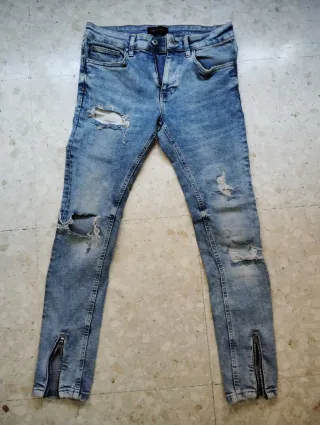 Pantalón vaquero desgastado