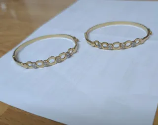 Dos pulseras de oro 18K con detalles
