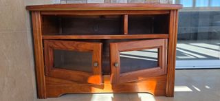 Mueble de madera con puertas de cristal