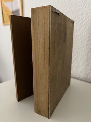 Caja de llaves de madera decorada