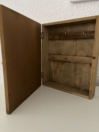 Caja de llaves de madera decorada