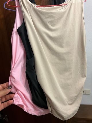 Camiseta sin mangas rosa y beige