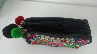Cartera étnica bordada con pompones