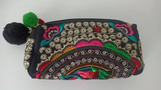 Cartera étnica bordada con pompones