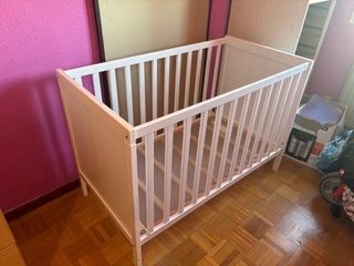 Cuna de madera blanca