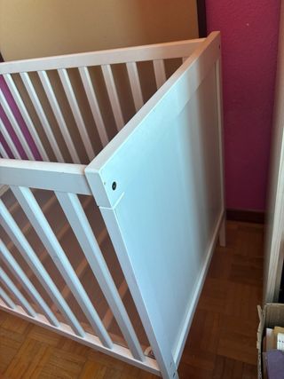 Cuna de madera blanca